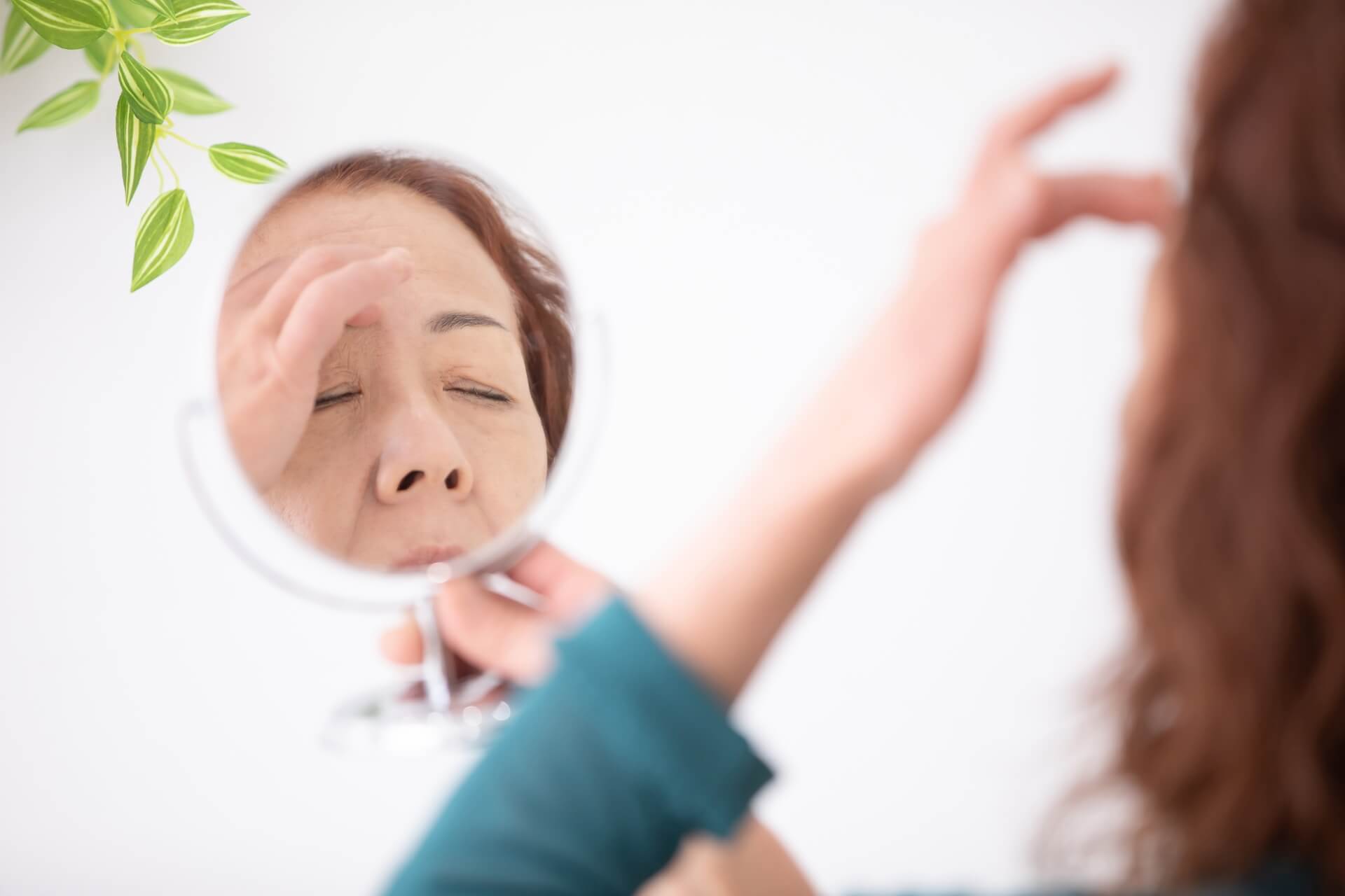 気になる眉間のシワ…主な原因は？